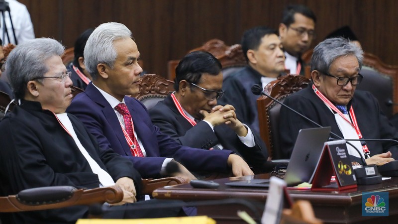 Calon presiden nomor urut 01, Anies Baswedan,  di Gedung Mahkamah Konstitusi, Jakarta, Senin (22/4/2024). (CNBC Indonesia/Faisal Rahman)