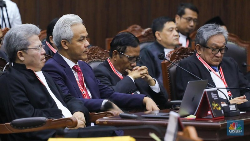 Calon presiden nomor urut 01, Anies Baswedan,  di Gedung Mahkamah Konstitusi, Jakarta, Senin (22/4/2024). (CNBC Indonesia/Faisal Rahman)