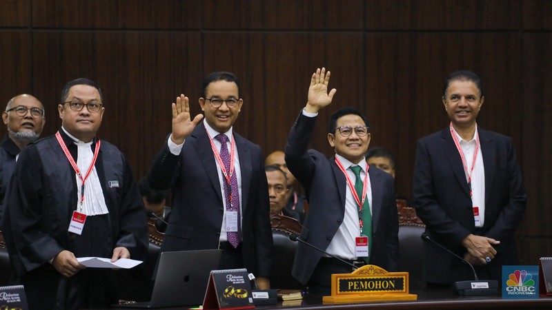 Calon presiden nomor urut 01, Anies Baswedan, di Gedung Mahkamah Konstitusi, Jakarta, Senin (22/4/2024). (CNBC Indonesia/Faisal Rahman) Calon presiden nomor urut 01, Anies Baswedan, di Gedung Mahkamah Konstitusi, Jakarta, Senin (22/4/2024). (CNBC Indonesia/Faisal Rahman)