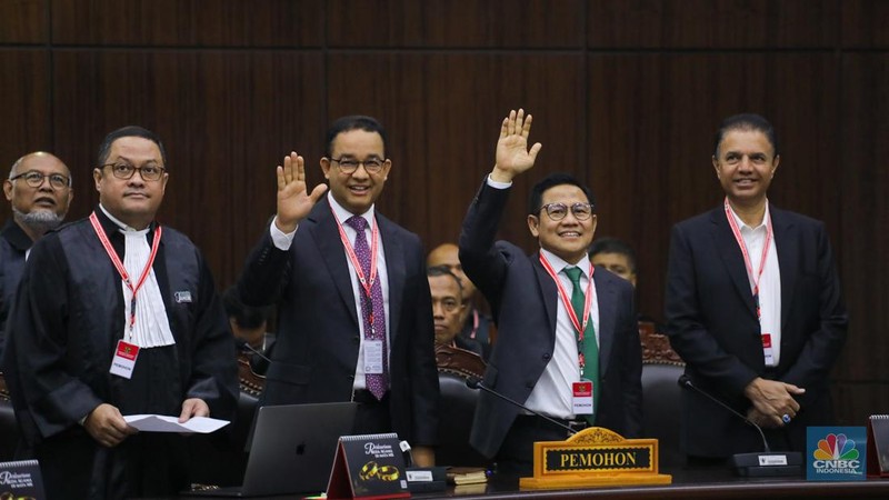 Calon presiden nomor urut 01, Anies Baswedan,  di Gedung Mahkamah Konstitusi, Jakarta, Senin (22/4/2024). (CNBC Indonesia/Faisal Rahman)