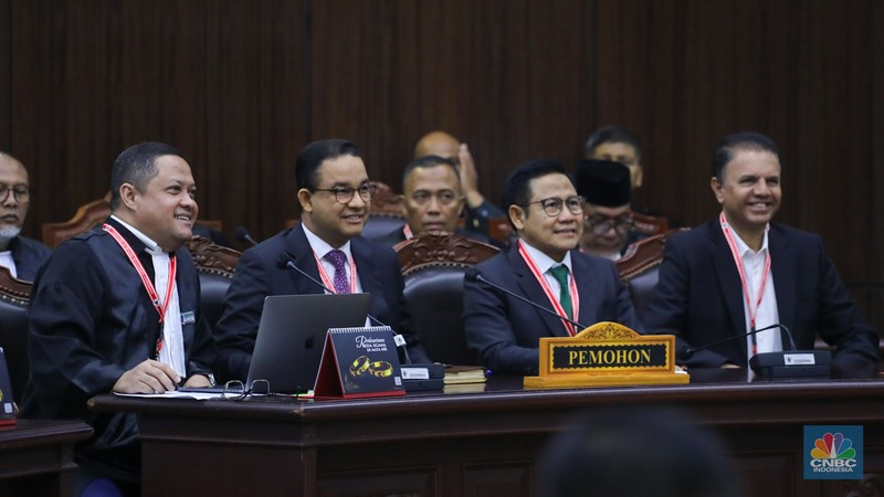 Calon presiden nomor urut 01, Anies Baswedan, di Gedung Mahkamah Konstitusi, Jakarta, Senin (22/4/2024). (CNBC Indonesia/Faisal Rahman) Calon presiden nomor urut 01, Anies Baswedan, di Gedung Mahkamah Konstitusi, Jakarta, Senin (22/4/2024). (CNBC Indonesia/Faisal Rahman)