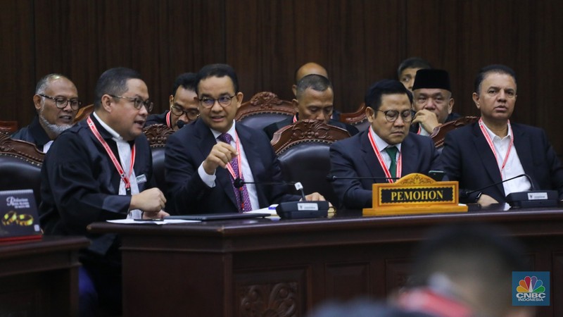 Calon presiden nomor urut 01, Anies Baswedan,  di Gedung Mahkamah Konstitusi, Jakarta, Senin (22/4/2024). (CNBC Indonesia/Faisal Rahman)