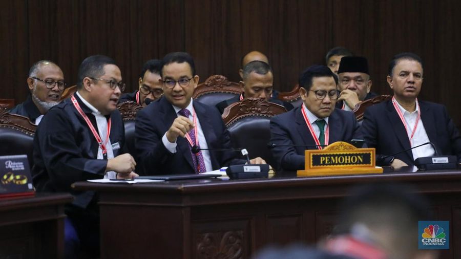 Calon presiden nomor urut 01, Anies Baswedan,  di Gedung Mahkamah Konstitusi, Jakarta, Senin (22/4/2024). (CNBC Indonesia/Faisal Rahman)