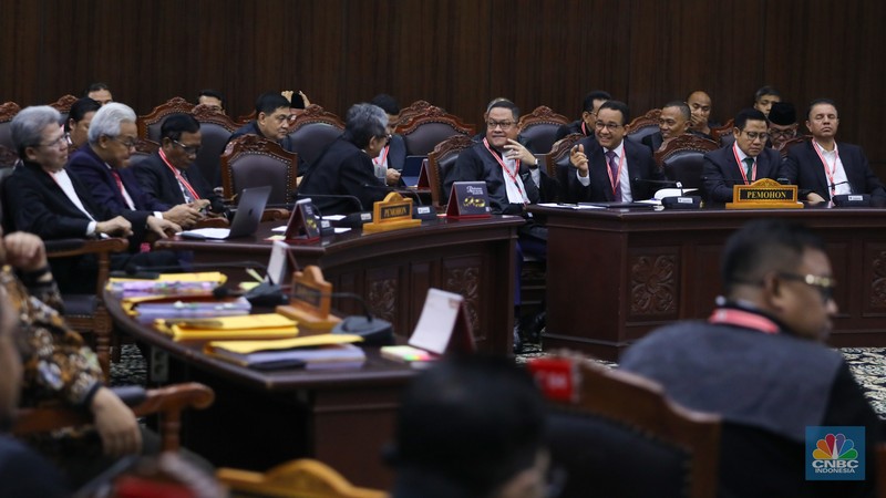 Calon presiden nomor urut 01, Anies Baswedan, di Gedung Mahkamah Konstitusi, Jakarta, Senin (22/4/2024). (CNBC Indonesia/Faisal Rahman) Calon presiden nomor urut 01, Anies Baswedan, di Gedung Mahkamah Konstitusi, Jakarta, Senin (22/4/2024). (CNBC Indonesia/Faisal Rahman)
