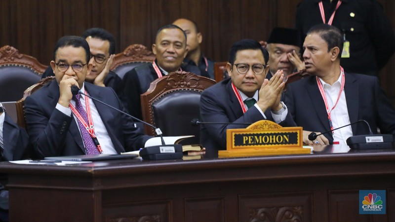 Calon presiden nomor urut 01, Anies Baswedan, di Gedung Mahkamah Konstitusi, Jakarta, Senin (22/4/2024). (CNBC Indonesia/Faisal Rahman) Calon presiden nomor urut 01, Anies Baswedan, di Gedung Mahkamah Konstitusi, Jakarta, Senin (22/4/2024). (CNBC Indonesia/Faisal Rahman)