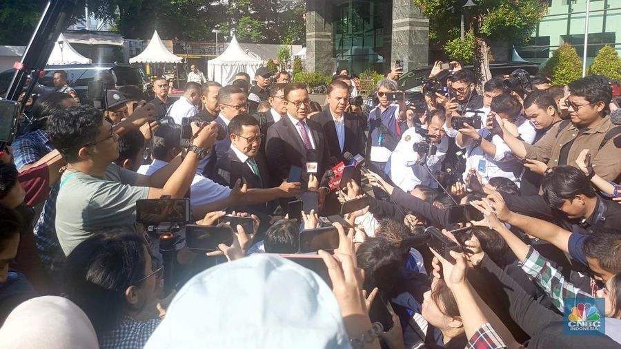 Calon presiden nomor urut 01, Anies Baswedan, tiba di Gedung Mahkamah Konstitusi, Jakarta, Senin (22/4/2024). (CNBC Indonesia/Rosseno Aji)
