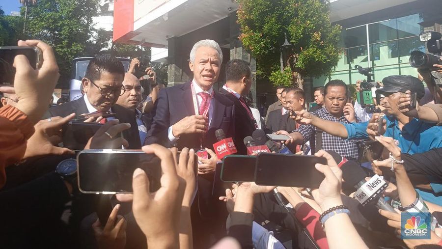 Calon presiden nomor urut 03, Ganjar Pranowo, tiba di Gedung Mahkamah Konstitusi, Jakarta, Senin (22/4/2024). (Rosseno Aji Nugroho/CNBC Indonesia)