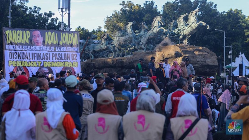 Demonstran melakukan aksi unjuk rasa terkait sengketa Perselisihan Hasil Pemilihan Umum (PHPU) Pilpres 2024 di kawasan Patung Kuda, Jakarta, Senin (22/4/2024). (CNBC Indonesia/Faisal Rahman)