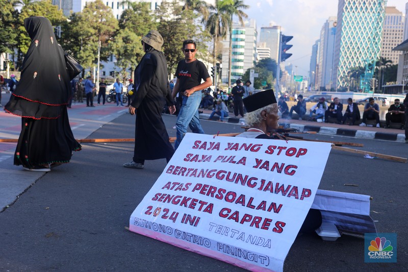 Demonstran melakukan aksi unjuk rasa terkait sengketa Perselisihan Hasil Pemilihan Umum (PHPU) Pilpres 2024 di kawasan Patung Kuda, Jakarta, Senin (22/4/2024). Demonstran melakukan aksi unjuk rasa terkait sengketa Perselisihan Hasil Pemilihan Umum (PHPU) Pilpres 2024 di kawasan Patung Kuda, Jakarta, Senin (22/4/2024). (CNBC Indonesia/Faisal Rahman)