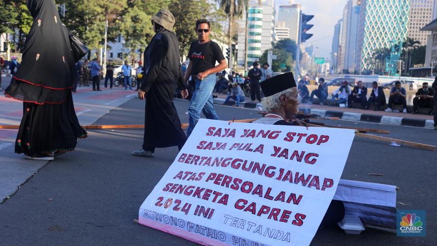 Demonstran melakukan aksi unjuk rasa terkait sengketa Perselisihan Hasil Pemilihan Umum (PHPU) Pilpres 2024 di kawasan Patung Kuda, Jakarta, Senin (22/4/2024). (CNBC Indonesia/Faisal Rahman)