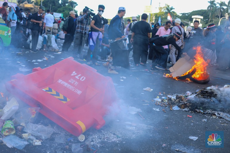 Demonstran melakukan aksi unjuk rasa terkait sengketa Perselisihan Hasil Pemilihan Umum (PHPU) Pilpres 2024 di kawasan Patung Kuda, Jakarta, Senin (22/4/2024). Demonstran melakukan aksi unjuk rasa terkait sengketa Perselisihan Hasil Pemilihan Umum (PHPU) Pilpres 2024 di kawasan Patung Kuda, Jakarta, Senin (22/4/2024). (CNBC Indonesia/Faisal Rahman)
