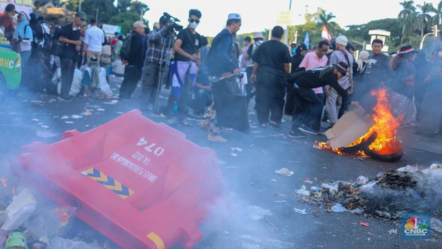 Demonstran melakukan aksi unjuk rasa terkait sengketa Perselisihan Hasil Pemilihan Umum (PHPU) Pilpres 2024 di kawasan Patung Kuda, Jakarta, Senin (22/4/2024). (CNBC Indonesia/Faisal Rahman)