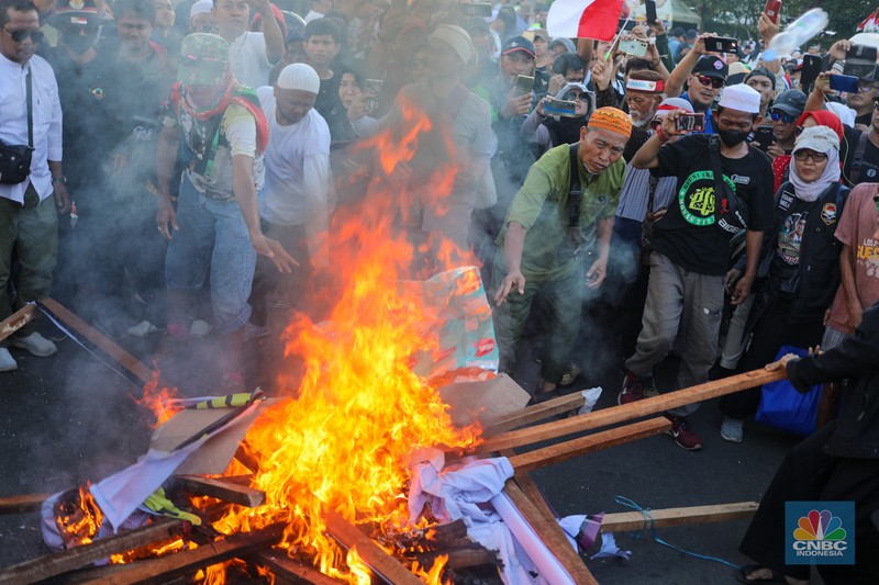 Demonstran melakukan aksi unjuk rasa terkait sengketa Perselisihan Hasil Pemilihan Umum (PHPU) Pilpres 2024 di kawasan Patung Kuda, Jakarta, Senin (22/4/2024). Demonstran melakukan aksi unjuk rasa terkait sengketa Perselisihan Hasil Pemilihan Umum (PHPU) Pilpres 2024 di kawasan Patung Kuda, Jakarta, Senin (22/4/2024). (CNBC Indonesia/Faisal Rahman)