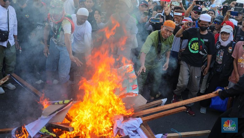 Demonstran melakukan aksi unjuk rasa terkait sengketa Perselisihan Hasil Pemilihan Umum (PHPU) Pilpres 2024 di kawasan Patung Kuda, Jakarta, Senin (22/4/2024). (CNBC Indonesia/Faisal Rahman)