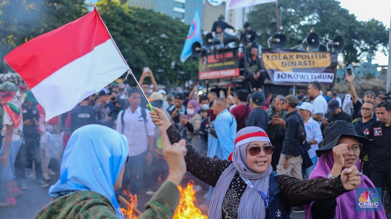 Demonstran melakukan aksi unjuk rasa terkait sengketa Perselisihan Hasil Pemilihan Umum (PHPU) Pilpres 2024 di kawasan Patung Kuda, Jakarta, Senin (22/4/2024). Demonstran melakukan aksi unjuk rasa terkait sengketa Perselisihan Hasil Pemilihan Umum (PHPU) Pilpres 2024 di kawasan Patung Kuda, Jakarta, Senin (22/4/2024). (CNBC Indonesia/Faisal Rahman)
