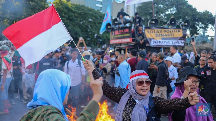 Demonstran melakukan aksi unjuk rasa terkait sengketa Perselisihan Hasil Pemilihan Umum (PHPU) Pilpres 2024 di kawasan Patung Kuda, Jakarta, Senin (22/4/2024). (CNBC Indonesia/Faisal Rahman)