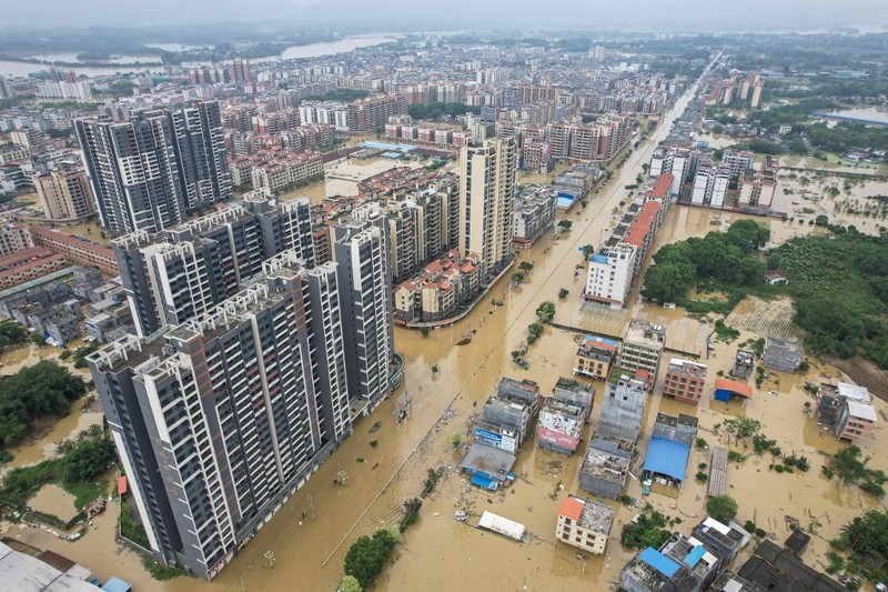 Foto udara yang diambil pada tanggal 22 April 2024 ini menunjukkan pemandangan umum bangunan dan jalan yang terendam banjir setelah hujan lebat di kota Qingyuan, di provinsi Guangdong, Tiongkok selatan. (Photo by CNS / AFP)