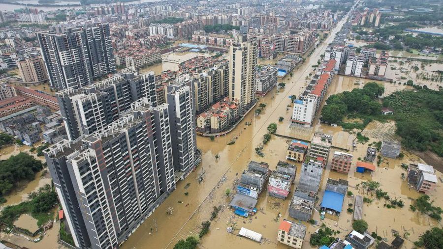 Foto udara yang diambil pada tanggal 22 April 2024 ini menunjukkan pemandangan umum bangunan dan jalan yang terendam banjir setelah hujan lebat di kota Qingyuan, di provinsi Guangdong, Tiongkok selatan. (Photo by CNS / AFP)