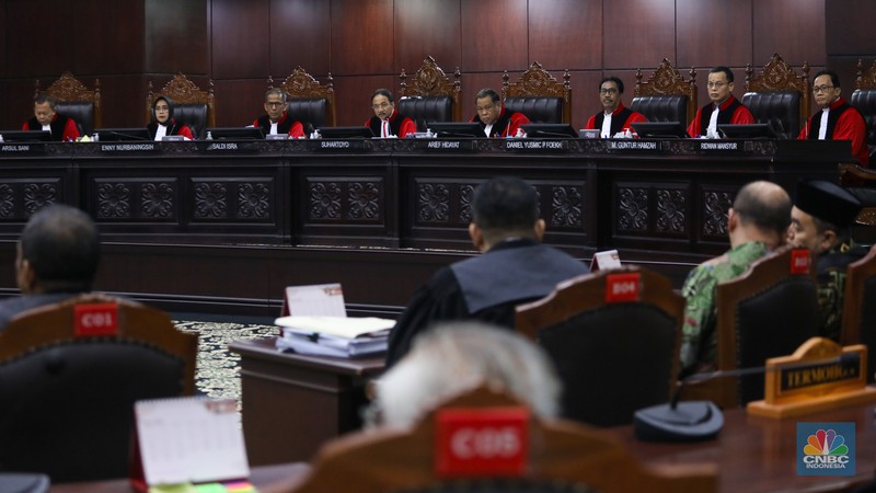 Calon presiden nomor urut 01, Anies Baswedan,  di Gedung Mahkamah Konstitusi, Jakarta, Senin (22/4/2024). (CNBC Indonesia/Faisal Rahman)