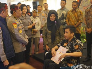 Momen Haru Ipda Ahmad Korban Bom Gereja Surabaya Dapat Tali Asih dari Polri