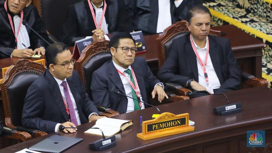 Ketua Mahkamah Konstitusi, Suhartoyo membacakan putusan dalam sidang sengketa Perselisihan Hasil Pemilihan Umum (PHPU) Pilpres 2024 di Mahkamah Konstitusi (MK), Jakarta, Senin (22/4/2024). (CNBC Indonesia/Faisal Rahman)