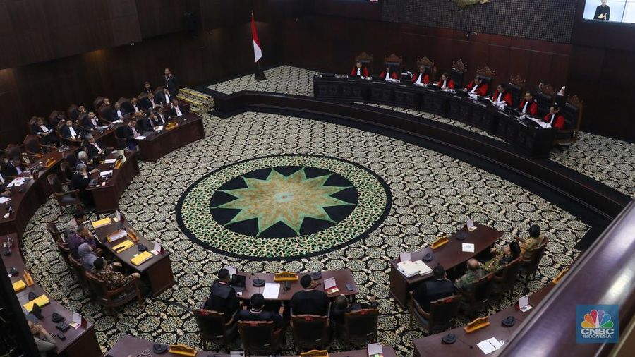 Ketua Mahkamah Konstitusi, Suhartoyo membacakan putusan dalam sidang sengketa Perselisihan Hasil Pemilihan Umum (PHPU) Pilpres 2024 di Mahkamah Konstitusi (MK), Jakarta, Senin (22/4/2024).