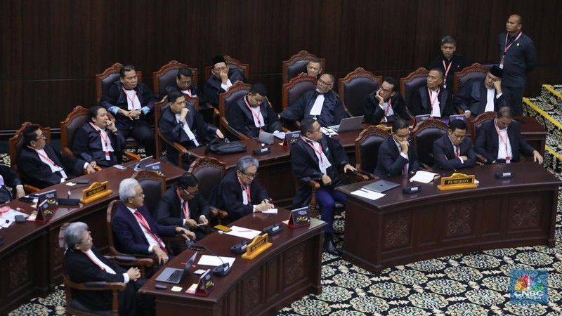 Ketua Mahkamah Konstitusi, Suhartoyo membacakan putusan dalam sidang sengketa Perselisihan Hasil Pemilihan Umum (PHPU) Pilpres 2024 di Mahkamah Konstitusi (MK), Jakarta, Senin (22/4/2024). (CNBC Indonesia/Faisal Rahman)