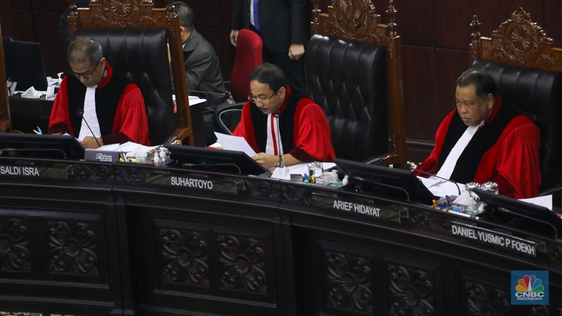 Ketua Mahkamah Konstitusi, Suhartoyo membacakan putusan dalam sidang sengketa Perselisihan Hasil Pemilihan Umum (PHPU) Pilpres 2024 di Mahkamah Konstitusi (MK), Jakarta, Senin (22/4/2024). (CNBC Indonesia/Faisal Rahman)