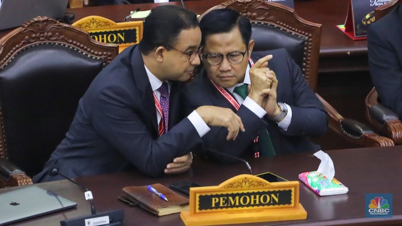 Ketua Mahkamah Konstitusi, Suhartoyo membacakan putusan dalam sidang sengketa Perselisihan Hasil Pemilihan Umum (PHPU) Pilpres 2024 di Mahkamah Konstitusi (MK), Jakarta, Senin (22/4/2024). Ketua Mahkamah Konstitusi, Suhartoyo membacakan putusan dalam sidang sengketa Perselisihan Hasil Pemilihan Umum (PHPU) Pilpres 2024 di Mahkamah Konstitusi (MK), Jakarta, Senin (22/4/2024). (CNBC Indonesia/Faisal Rahman)
