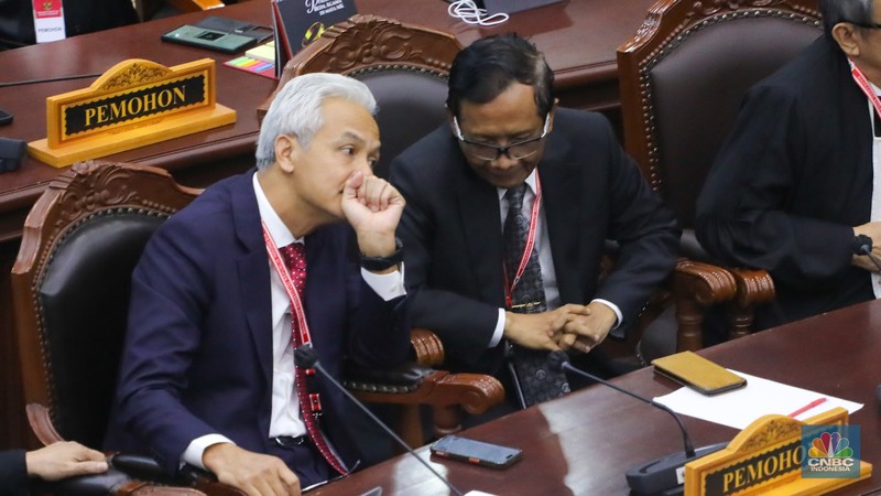 Ketua Mahkamah Konstitusi, Suhartoyo membacakan putusan dalam sidang sengketa Perselisihan Hasil Pemilihan Umum (PHPU) Pilpres 2024 di Mahkamah Konstitusi (MK), Jakarta, Senin (22/4/2024). Ketua Mahkamah Konstitusi, Suhartoyo membacakan putusan dalam sidang sengketa Perselisihan Hasil Pemilihan Umum (PHPU) Pilpres 2024 di Mahkamah Konstitusi (MK), Jakarta, Senin (22/4/2024). (CNBC Indonesia/Faisal Rahman)