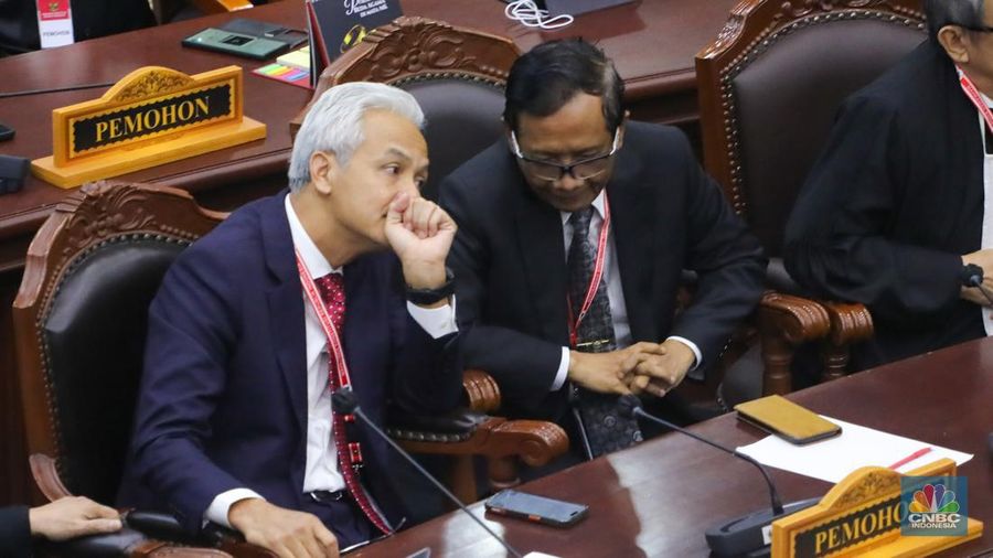 Ketua Mahkamah Konstitusi, Suhartoyo membacakan putusan dalam sidang sengketa Perselisihan Hasil Pemilihan Umum (PHPU) Pilpres 2024 di Mahkamah Konstitusi (MK), Jakarta, Senin (22/4/2024). (CNBC Indonesia/Faisal Rahman)
