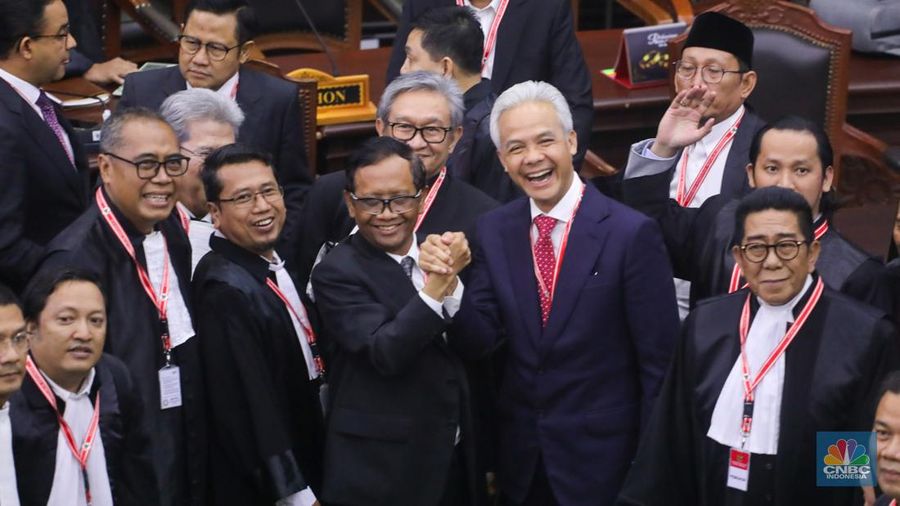 Ketua Mahkamah Konstitusi, Suhartoyo membacakan putusan dalam sidang sengketa Perselisihan Hasil Pemilihan Umum (PHPU) Pilpres 2024 di Mahkamah Konstitusi (MK), Jakarta, Senin (22/4/2024). Ketua Mahkamah Konstitusi, Suhartoyo membacakan putusan dalam sidang sengketa Perselisihan Hasil Pemilihan Umum (PHPU) Pilpres 2024 di Mahkamah Konstitusi (MK), Jakarta, Senin (22/4/2024). (²©²ÊÍøÕ¾/Faisal Rahman)