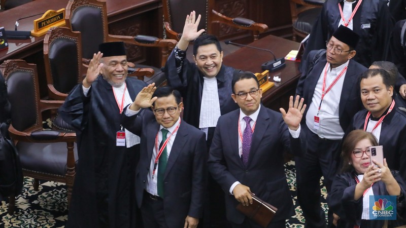 Ketua Mahkamah Konstitusi, Suhartoyo membacakan putusan dalam sidang sengketa Perselisihan Hasil Pemilihan Umum (PHPU) Pilpres 2024 di Mahkamah Konstitusi (MK), Jakarta, Senin (22/4/2024). Ketua Mahkamah Konstitusi, Suhartoyo membacakan putusan dalam sidang sengketa Perselisihan Hasil Pemilihan Umum (PHPU) Pilpres 2024 di Mahkamah Konstitusi (MK), Jakarta, Senin (22/4/2024). (CNBC Indonesia/Faisal Rahman)