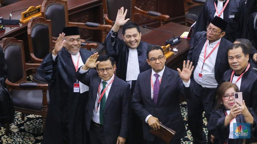 Ketua Mahkamah Konstitusi, Suhartoyo membacakan putusan dalam sidang sengketa Perselisihan Hasil Pemilihan Umum (PHPU) Pilpres 2024 di Mahkamah Konstitusi (MK), Jakarta, Senin (22/4/2024). (CNBC Indonesia/Faisal Rahman)