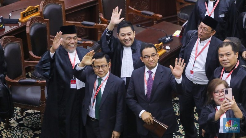 Ketua Mahkamah Konstitusi, Suhartoyo membacakan putusan dalam sidang sengketa Perselisihan Hasil Pemilihan Umum (PHPU) Pilpres 2024 di Mahkamah Konstitusi (MK), Jakarta, Senin (22/4/2024). (CNBC Indonesia/Faisal Rahman)
