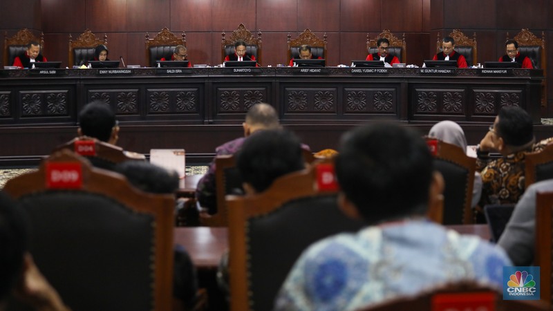 Ketua Mahkamah Konstitusi, Suhartoyo membacakan putusan dalam sidang sengketa Perselisihan Hasil Pemilihan Umum (PHPU) Pilpres 2024 di Mahkamah Konstitusi (MK), Jakarta, Senin (22/4/2024). (CNBC Indonesia/Faisal Rahman)