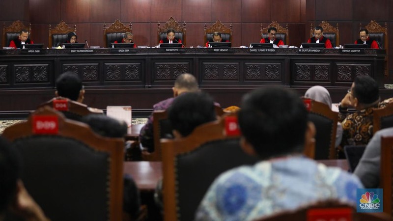 Ketua Mahkamah Konstitusi, Suhartoyo membacakan putusan dalam sidang sengketa Perselisihan Hasil Pemilihan Umum (PHPU) Pilpres 2024 di Mahkamah Konstitusi (MK), Jakarta, Senin (22/4/2024). (CNBC Indonesia/Faisal Rahman)