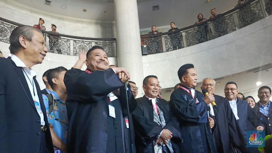 Kuasa Hukum Capres Cawapres Prabowo Gibran memberikan keterangan pers usai mendengarkan hasil sidang putusan sengketa Perselisihan Hasil Pemilihan Umum (PHPU) Pilpres 2024 di Mahkamah Konstitusi (MK), Jakarta, Senin (22/4/2024). (CNBC Indonesia/Rosseno Aji Nugroho)