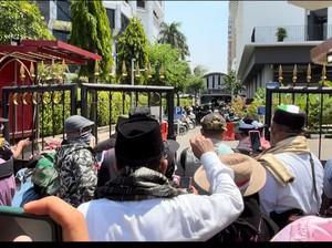 Massa Demo Sengketa Pilpres Panjat Pagar Kemenparekraf untuk Salat