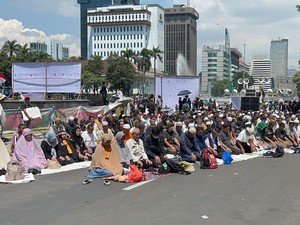 Massa Aksi Salat Zuhur Berjemaah, Ambil Wudu di Kolam Patung Kuda