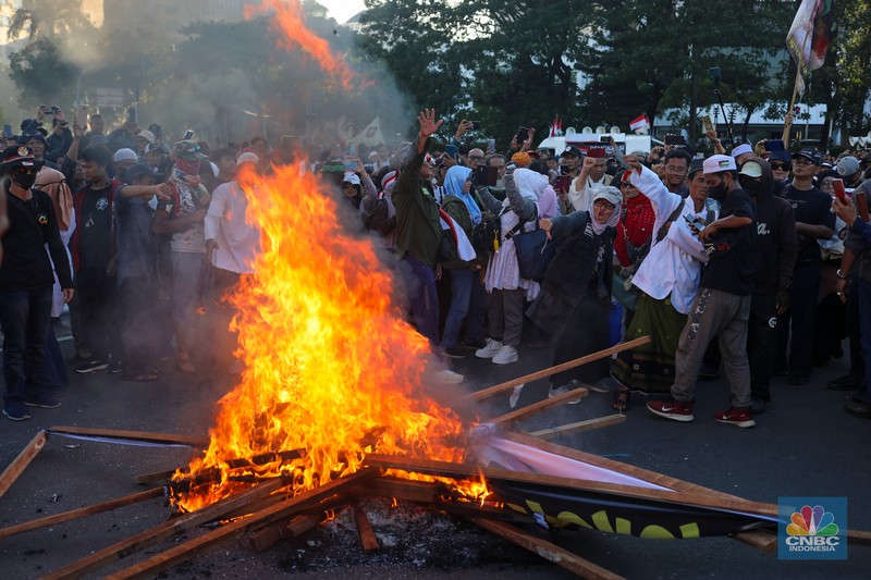 Demonstran melakukan aksi unjuk rasa terkait sengketa Perselisihan Hasil Pemilihan Umum (PHPU) Pilpres 2024 di kawasan Patung Kuda, Jakarta, Senin (22/4/2024). Demonstran melakukan aksi unjuk rasa terkait sengketa Perselisihan Hasil Pemilihan Umum (PHPU) Pilpres 2024 di kawasan Patung Kuda, Jakarta, Senin (22/4/2024). (CNBC Indonesia/Faisal Rahman)