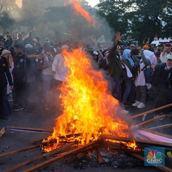 Penampakan Massa Bakar Ban Usai Putusan MK Tolak Gugatan Anies-Ganjar