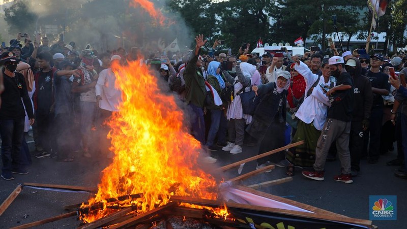 Demonstran melakukan aksi unjuk rasa terkait sengketa Perselisihan Hasil Pemilihan Umum (PHPU) Pilpres 2024 di kawasan Patung Kuda, Jakarta, Senin (22/4/2024). (CNBC Indonesia/Faisal Rahman)