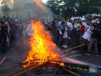 Penampakan Massa Bakar Ban Usai Putusan MK Tolak Gugatan Anies-Ganjar