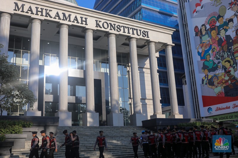 Menjelang sidang putusan sengketa Perselisihan Hasil Pemilihan Umum (PHPU) Pilpres 2024 sejumlah petugas kepolisian melakukan pengamanan di sekitar gedung MK. (CNBC Indonesia/Faisal Rahman) Menjelang sidang putusan sengketa Perselisihan Hasil Pemilihan Umum (PHPU) Pilpres 2024 sejumlah petugas kepolisian melakukan pengamanan di sekitar gedung MK. (CNBC Indonesia/Faisal Rahman)