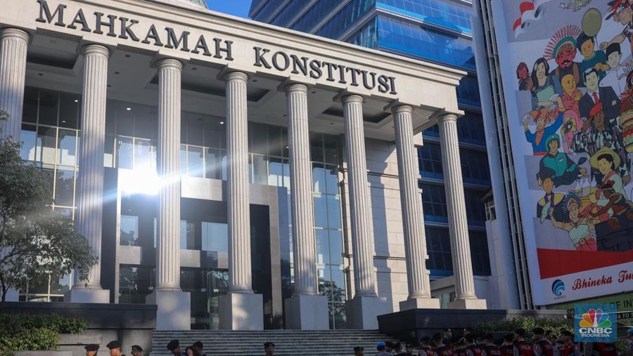 Menjelang sidang putusan sengketa Perselisihan Hasil Pemilihan Umum (PHPU) Pilpres 2024 sejumlah petugas kepolisian melakukan pengamanan di sekitar gedung MK. (CNBC Indonesia/Faisal Rahman)