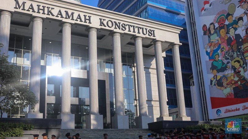 Menjelang sidang putusan sengketa Perselisihan Hasil Pemilihan Umum (PHPU) Pilpres 2024 sejumlah petugas kepolisian melakukan pengamanan di sekitar gedung MK. (CNBC Indonesia/Faisal Rahman)