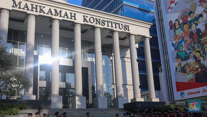 Menjelang sidang putusan sengketa Perselisihan Hasil Pemilihan Umum (PHPU) Pilpres 2024 sejumlah petugas kepolisian melakukan pengamanan di sekitar gedung MK. (CNBC Indonesia/Faisal Rahman)