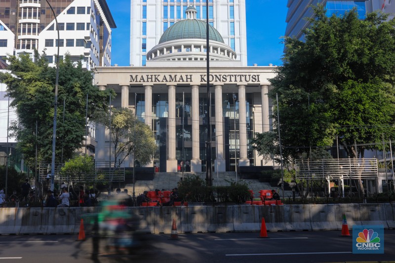 Menjelang sidang putusan sengketa Perselisihan Hasil Pemilihan Umum (PHPU) Pilpres 2024 sejumlah petugas kepolisian melakukan pengamanan di sekitar gedung MK. (CNBC Indonesia/Faisal Rahman)