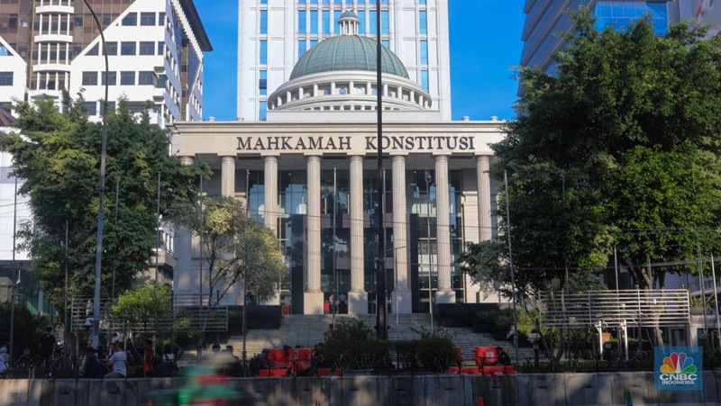 Menjelang sidang putusan sengketa Perselisihan Hasil Pemilihan Umum (PHPU) Pilpres 2024 sejumlah petugas kepolisian melakukan pengamanan di sekitar gedung MK. (CNBC Indonesia/Faisal Rahman)